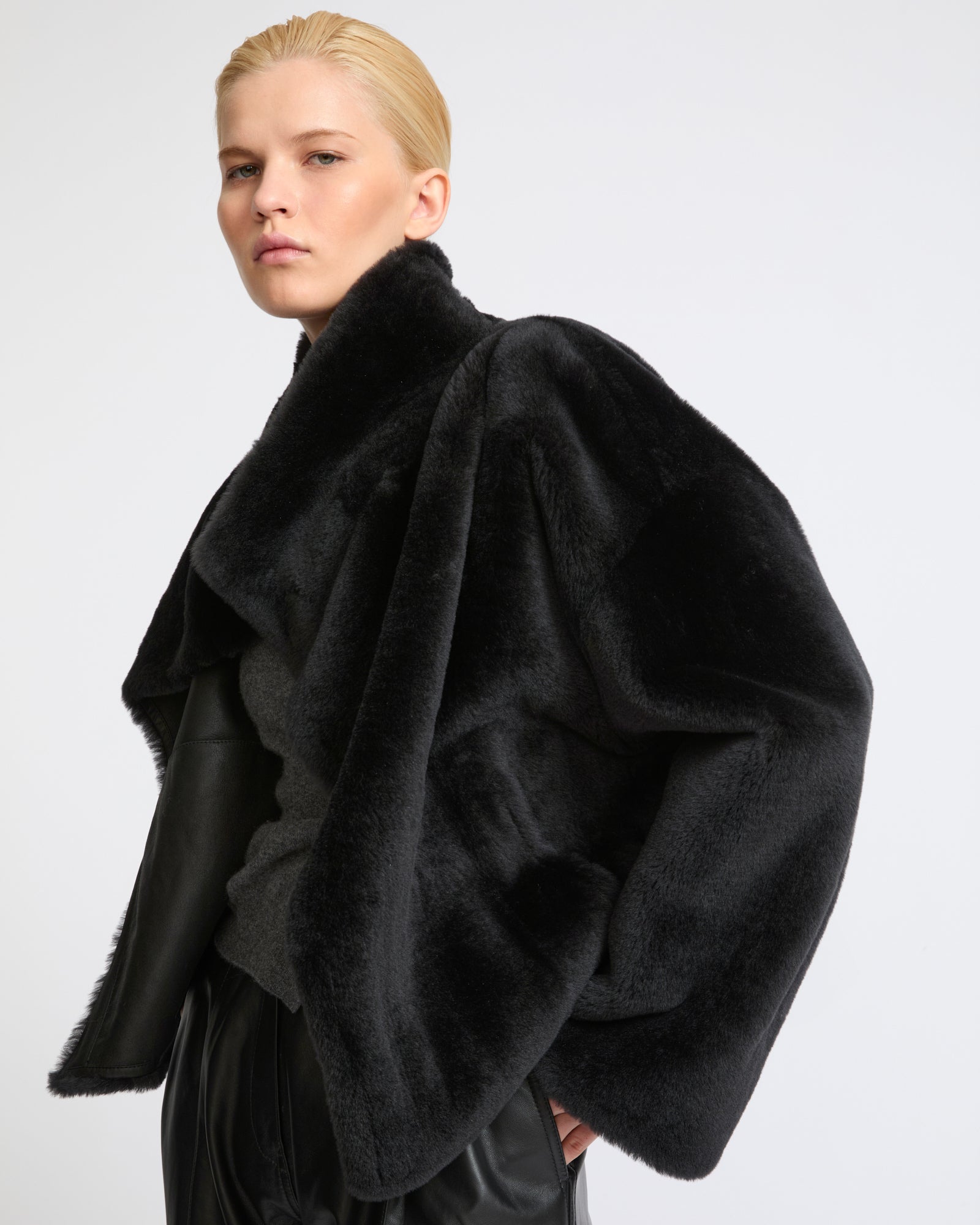 Veste courte réversible en peau lainée d'agneau Lacon- Yves Salomon - Nouvelle collection Automne Hiver