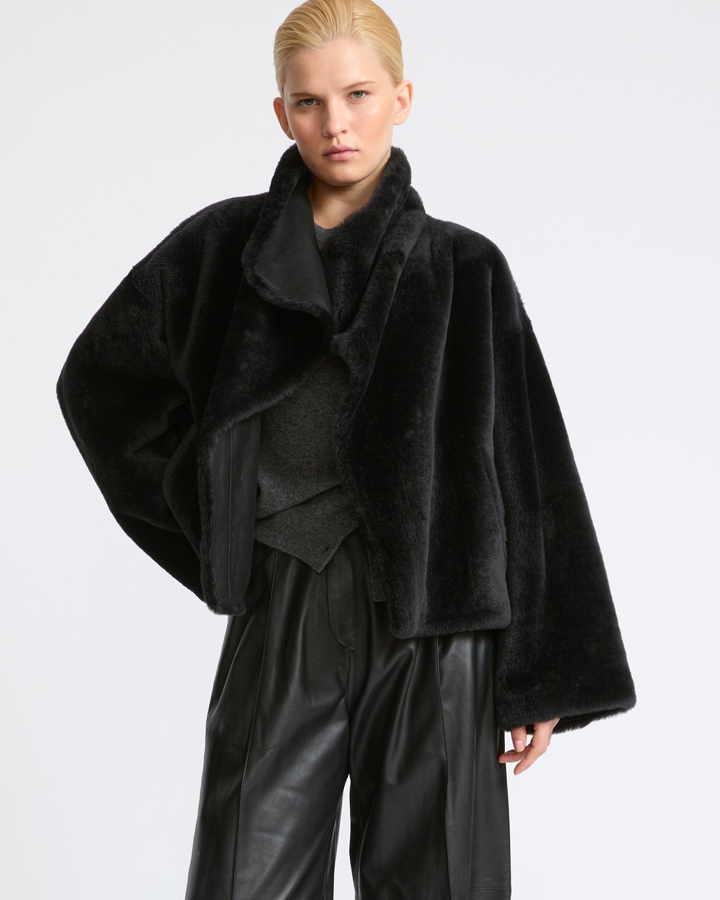 Veste courte réversible en peau lainée d'agneau Lacon- Yves Salomon - Nouvelle collection Automne Hiver