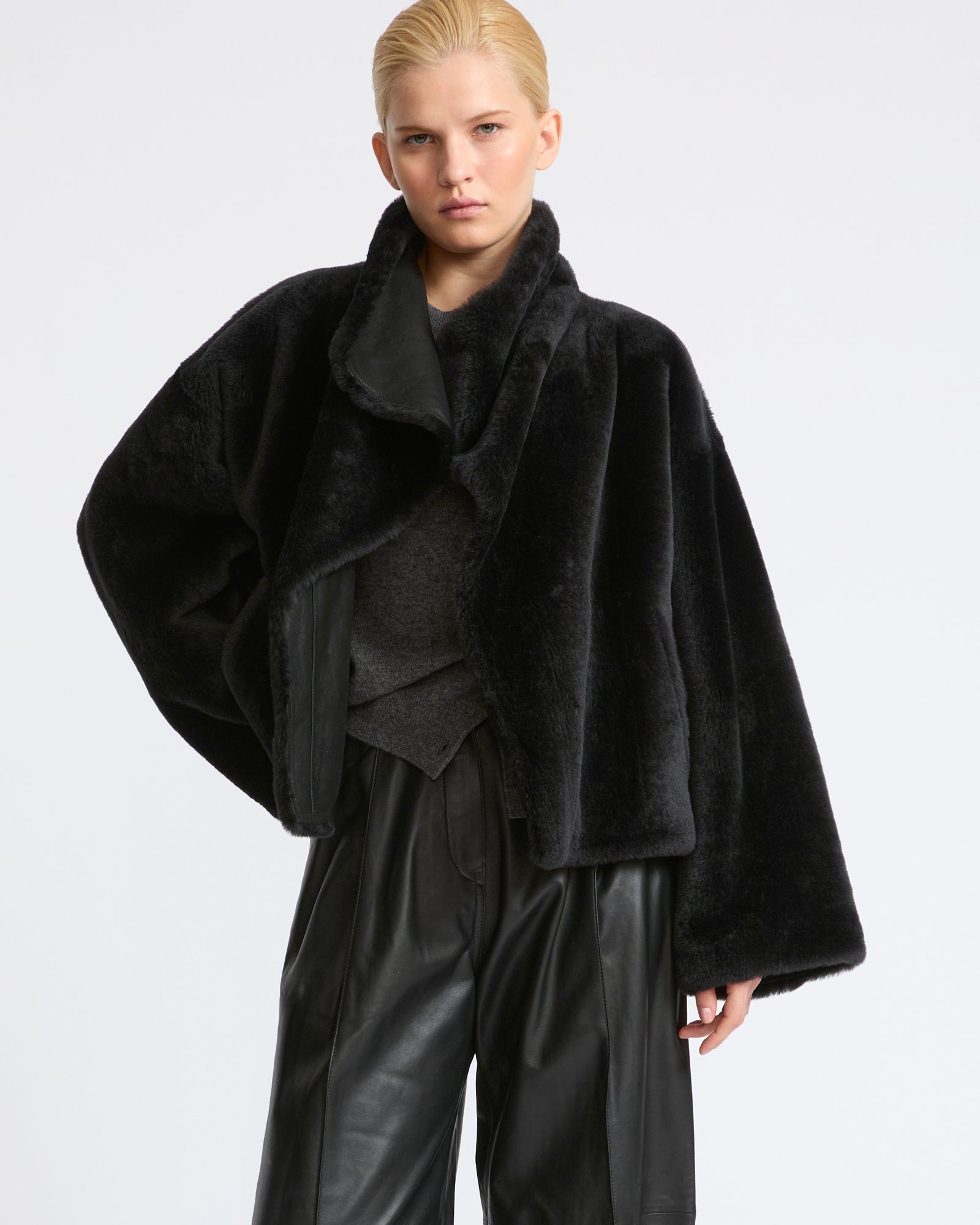 Veste courte réversible en peau lainée d'agneau Lacon- Yves Salomon - Nouvelle collection Automne Hiver