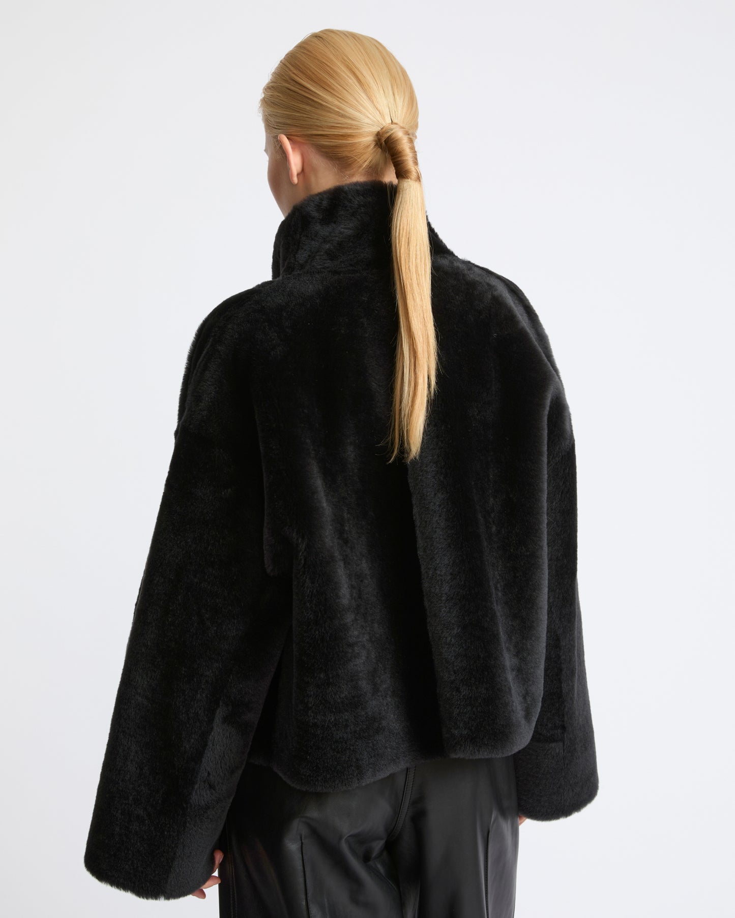 Veste courte réversible en peau lainée d'agneau Lacon- Yves Salomon - Nouvelle collection Automne Hiver