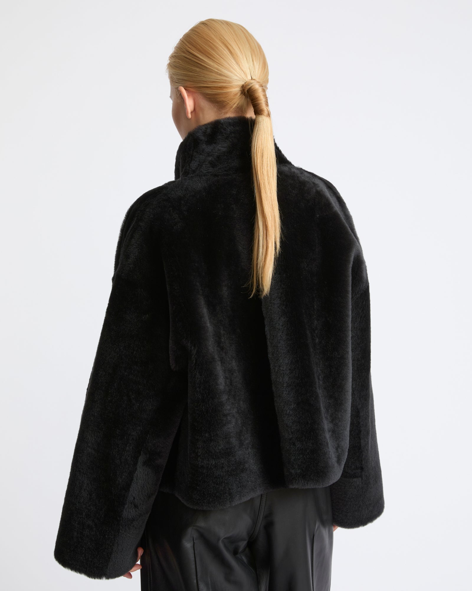 Veste courte réversible en peau lainée d'agneau Lacon- Yves Salomon - Nouvelle collection Automne Hiver