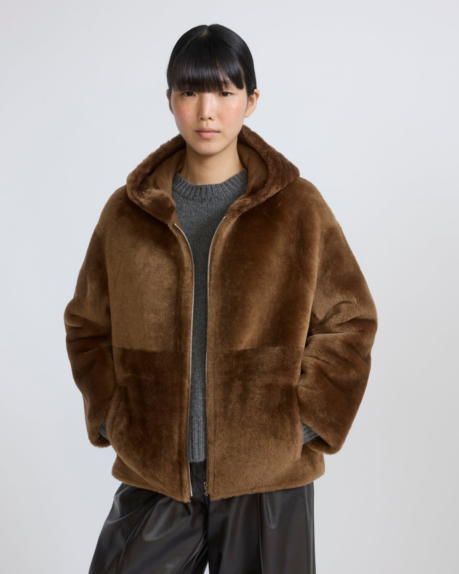 Veste à capuche en peau lainée d'agneau Mérinos