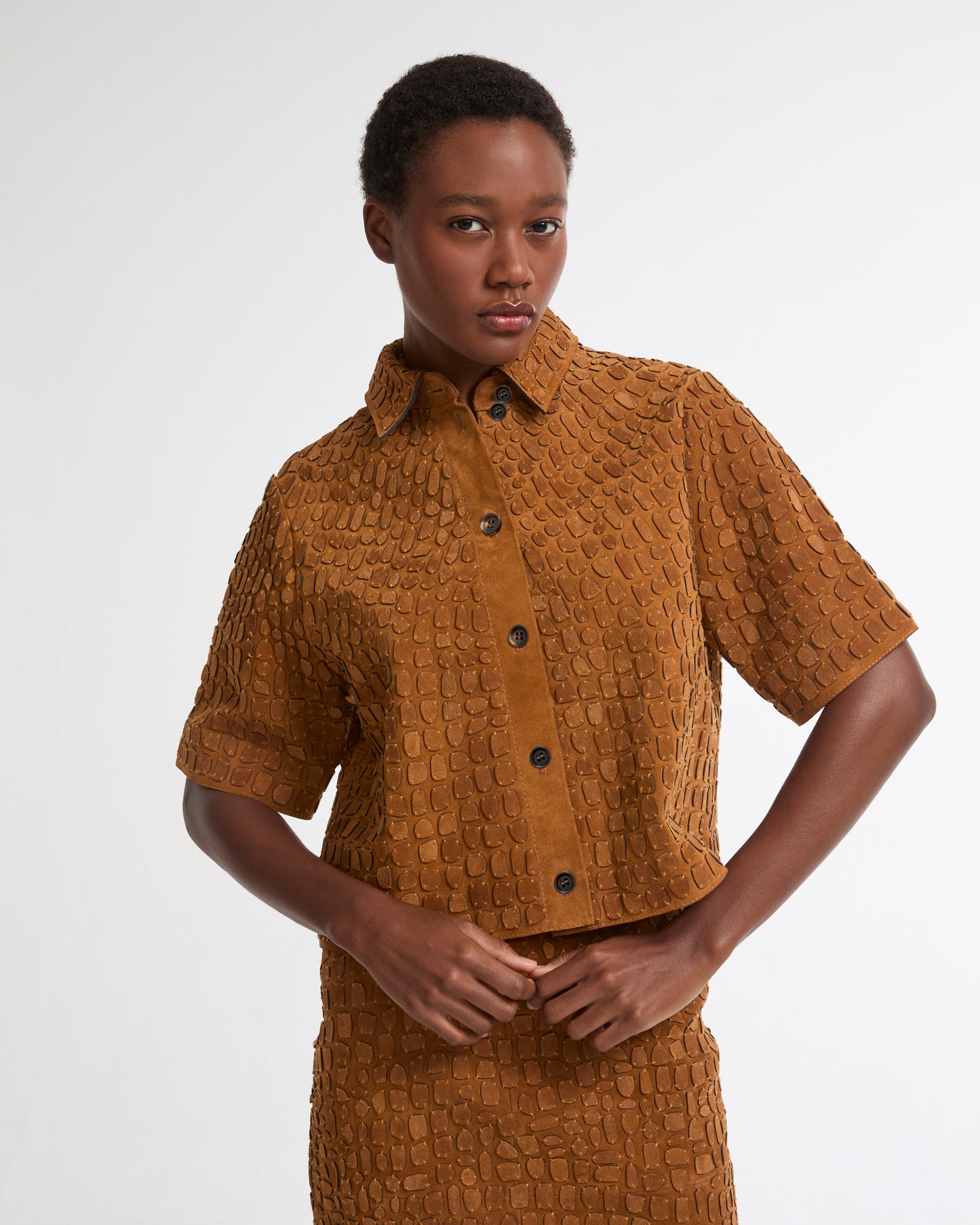 Chemise en veau velours brodée effet crocodile