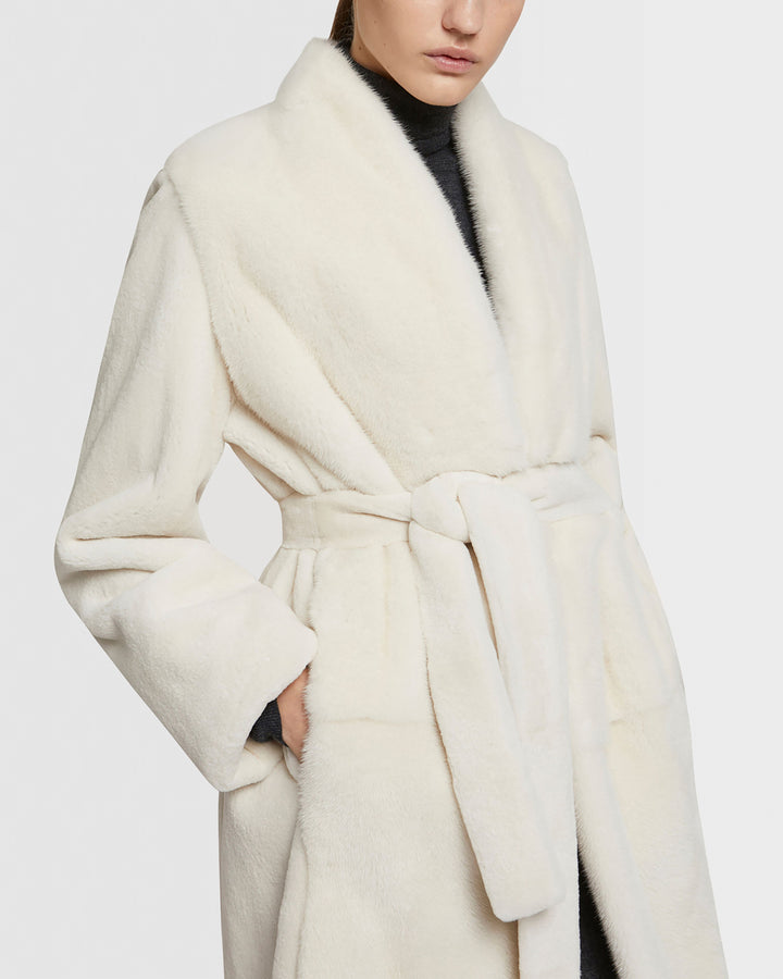 Manteau ceinturé en fourrure de vison rasé et fourrure de vison à poils longs