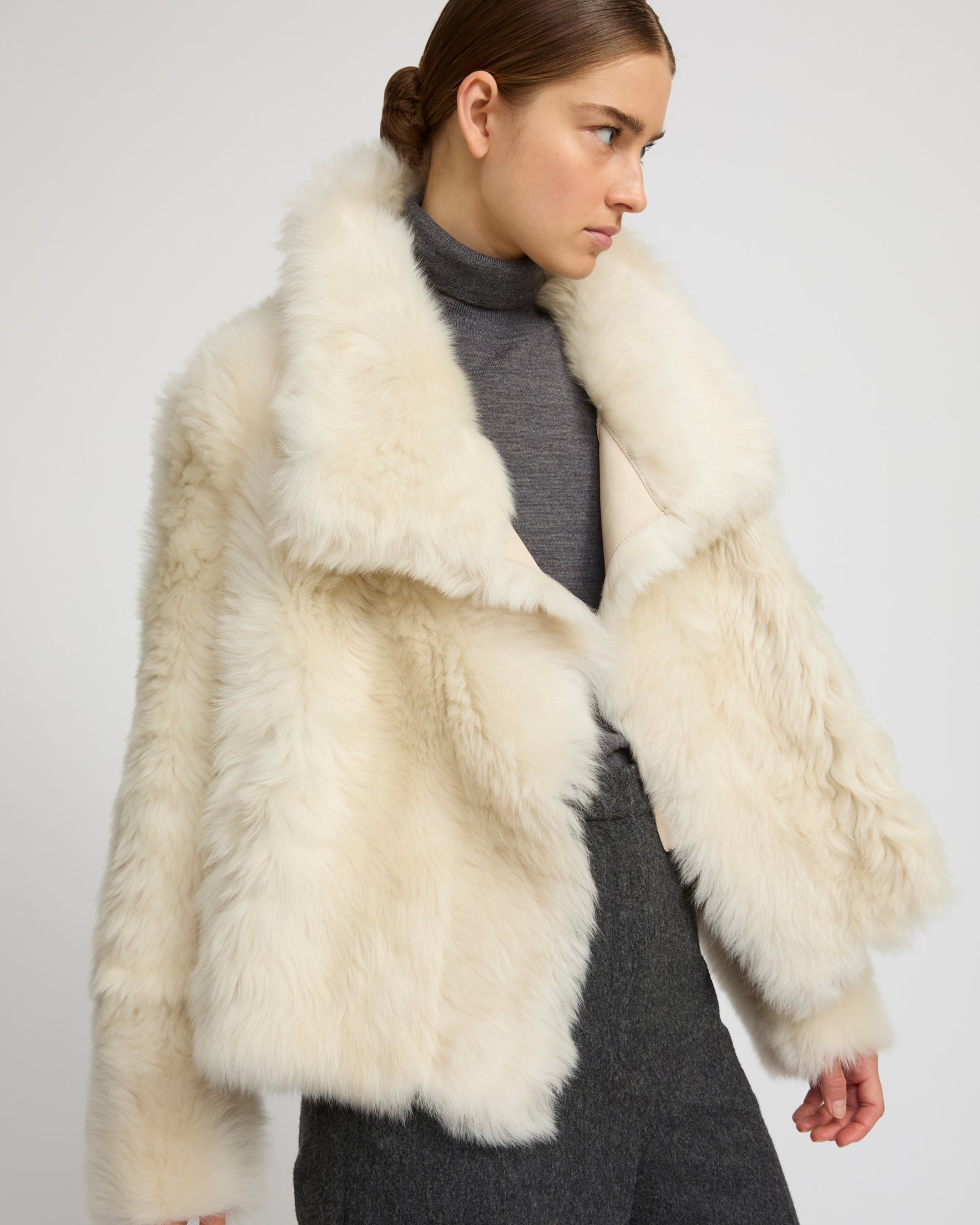 Veste courte en peau lainée d'agneau de Toscane -Yves Salomon