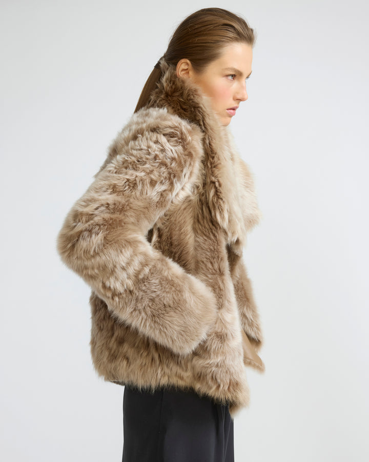 Veste courte en peau lainée d'agneau de Toscane