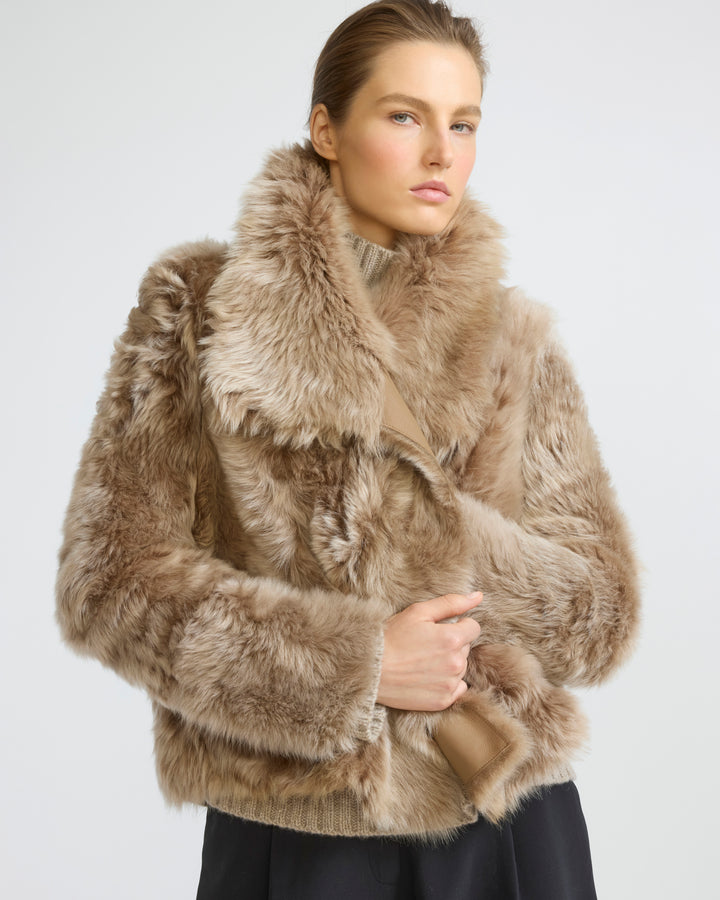 Veste courte en peau lainée d'agneau de Toscane