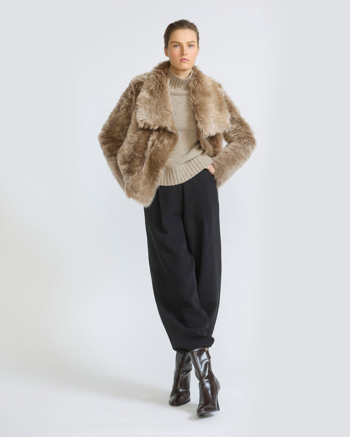 Veste courte en peau lainée d'agneau de Toscane