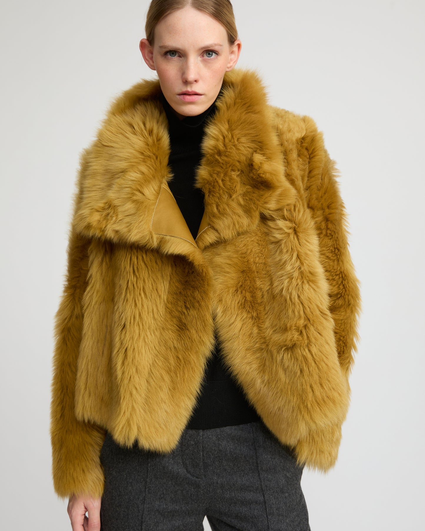 Veste courte en peau lainée d'agneau de Toscane