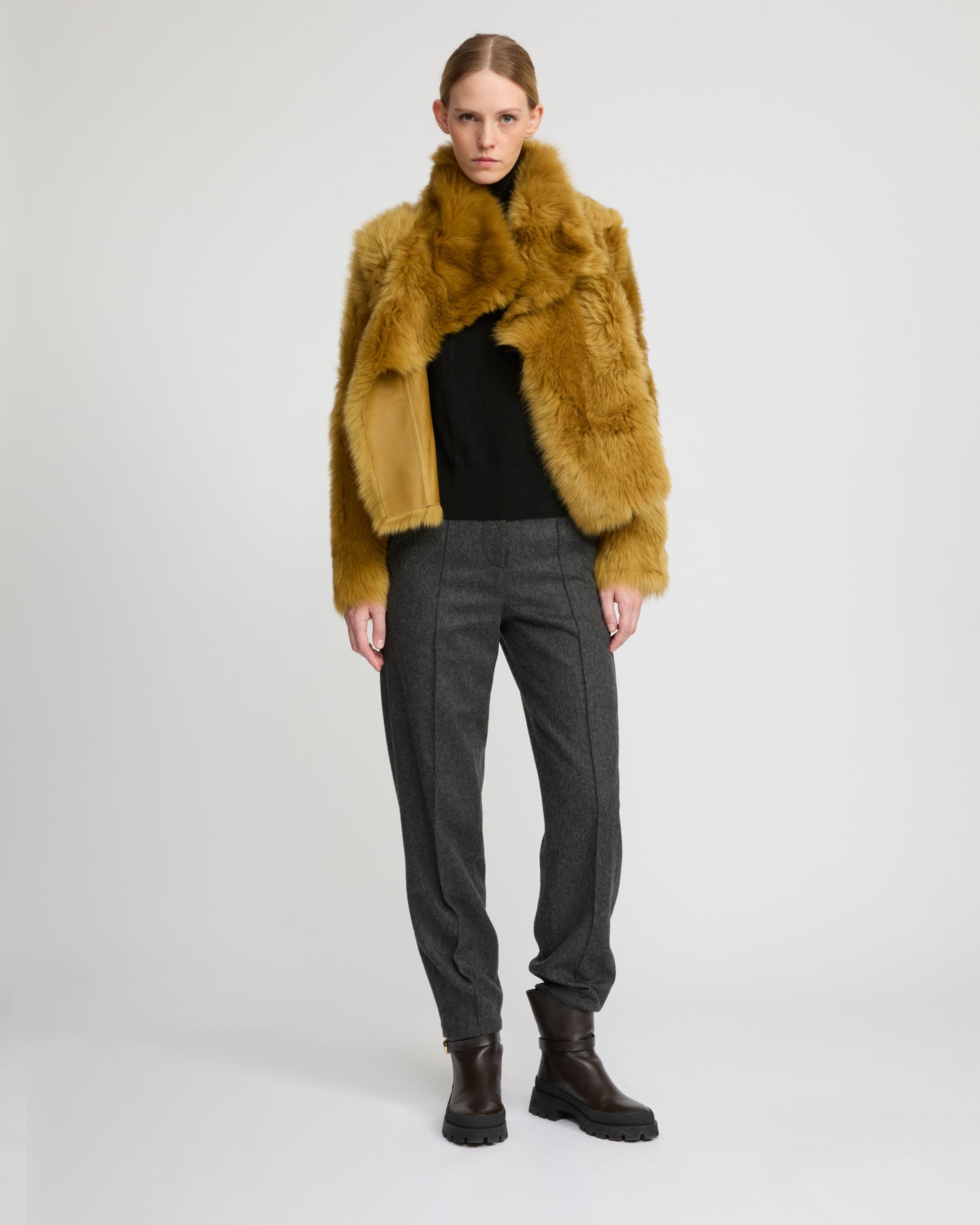 Veste courte en peau lainée d'agneau de Toscane