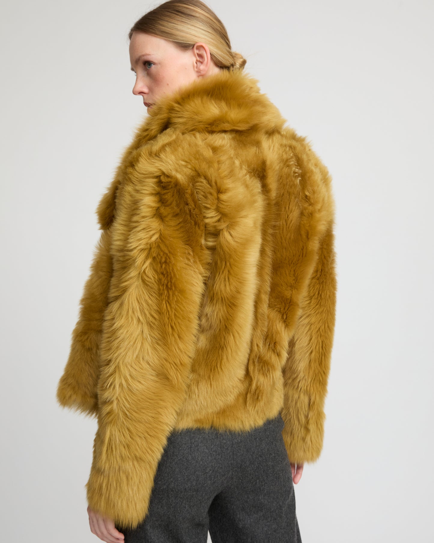 Veste courte en peau lainée d'agneau de Toscane