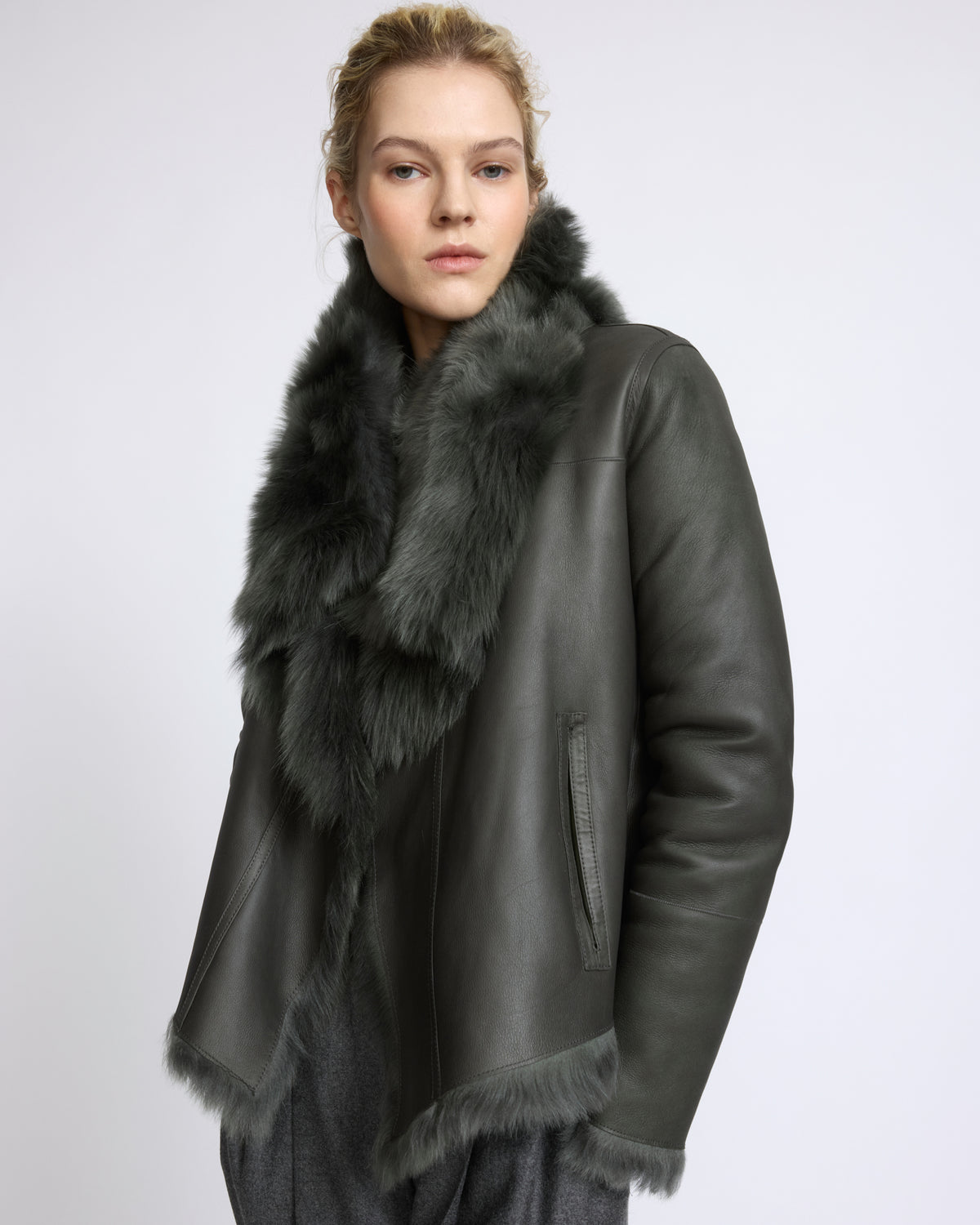 Veste courte en peau lainée d'agneau de Toscane - Yves Salomon - Nouvelle collection Automne Hiver