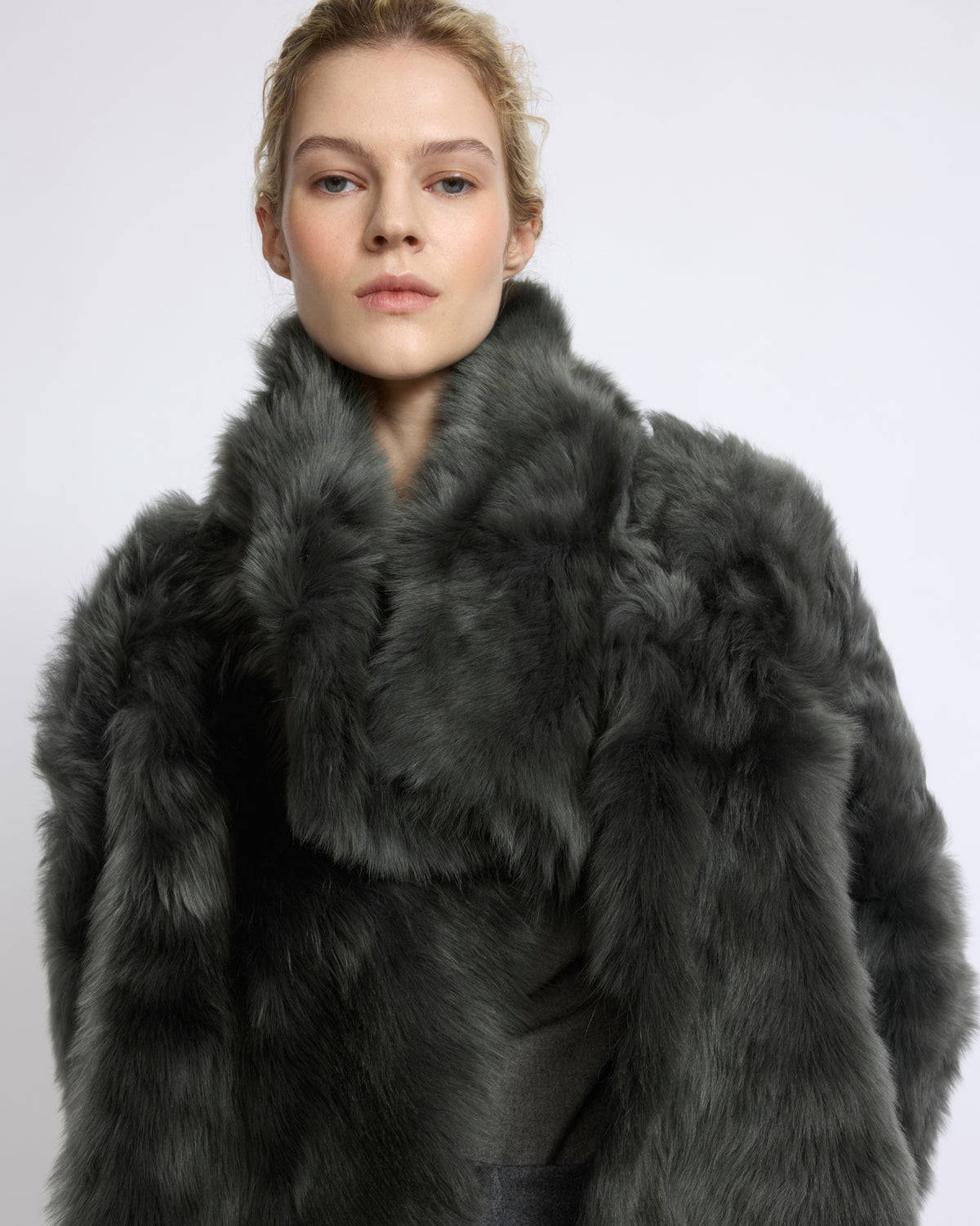 Veste courte en peau lainée d'agneau de Toscane - Yves Salomon - Nouvelle collection Automne Hiver