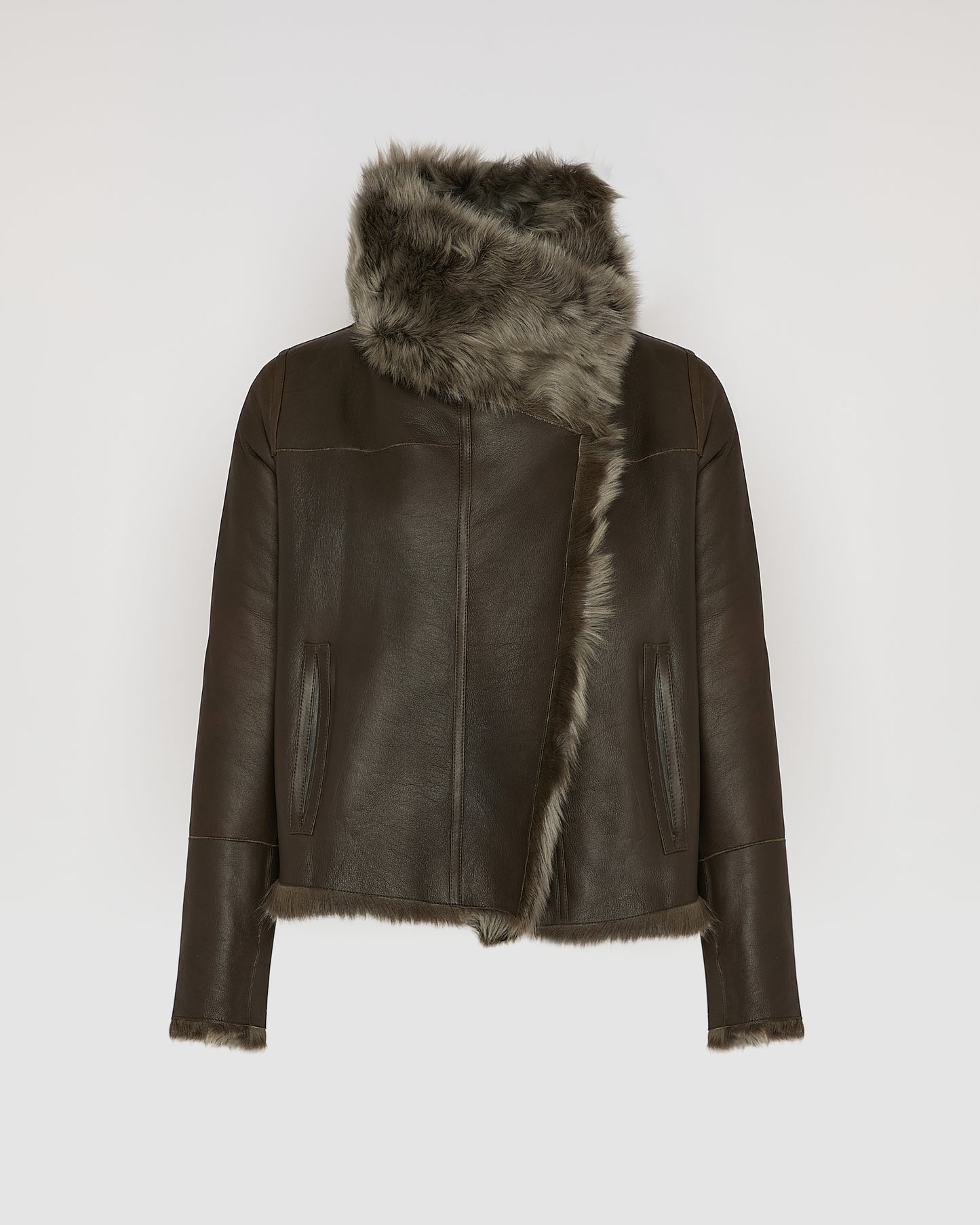 Veste courte en peau lainée d'agneau de Toscane