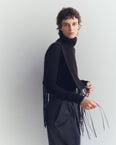 Plastron en maille 100% cachemire avec franges en cuir