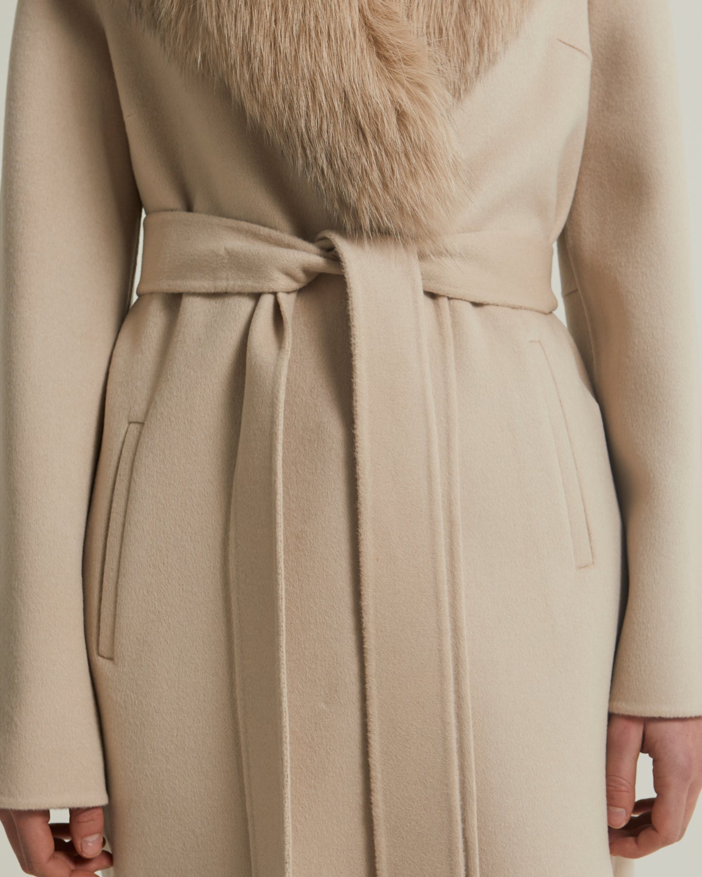 Manteau long en lainage cachemire et col en fourrure de renard