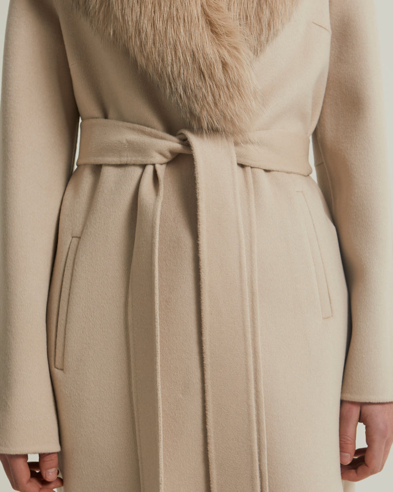 Manteau long en lainage cachemire et col en fourrure de renard
