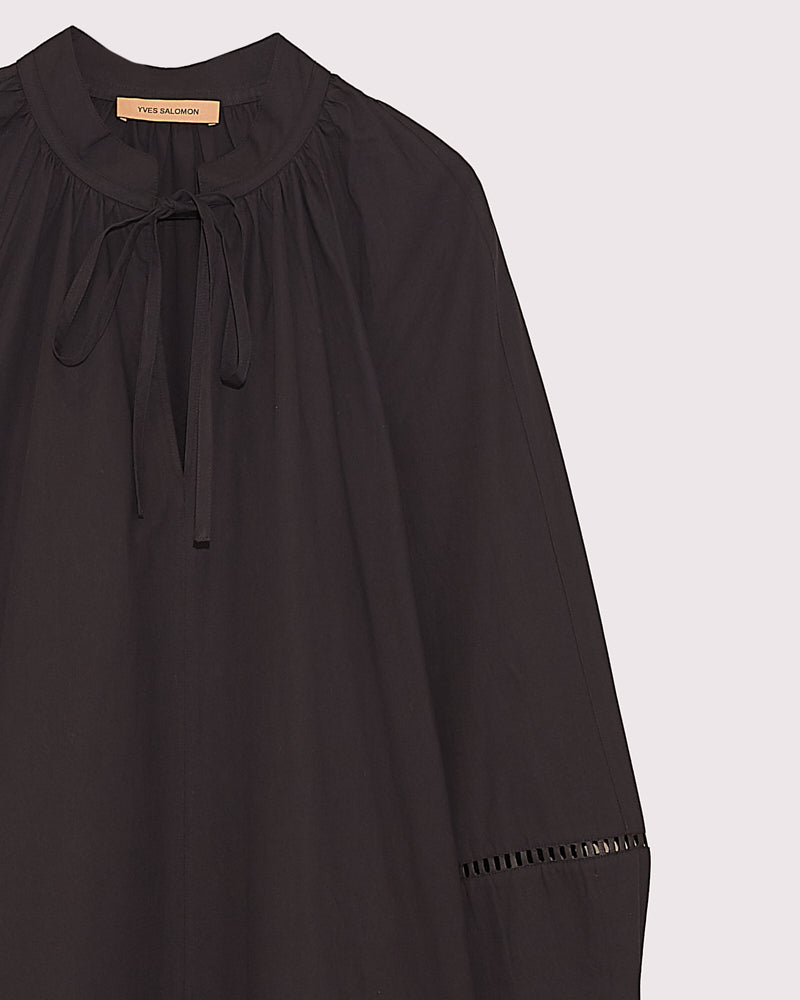 Robe fluide ceinturée en coton avec broderie de cuir