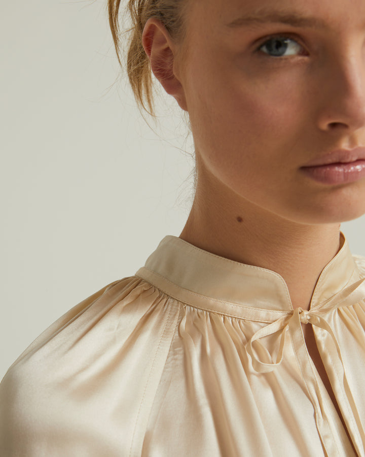 Robe fluide à manches longues en satin de soie
