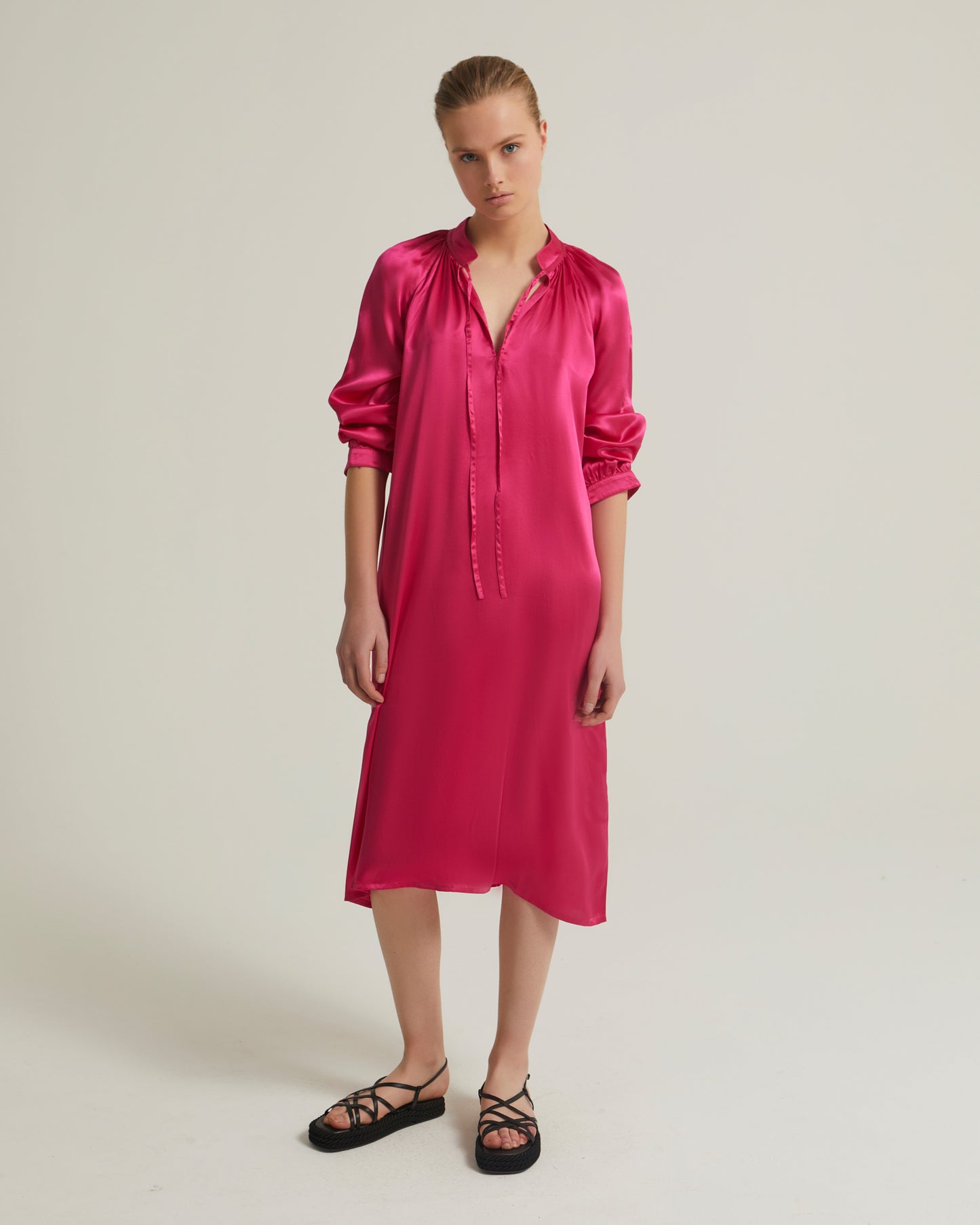 Robe fluide à manches longues en satin de soie