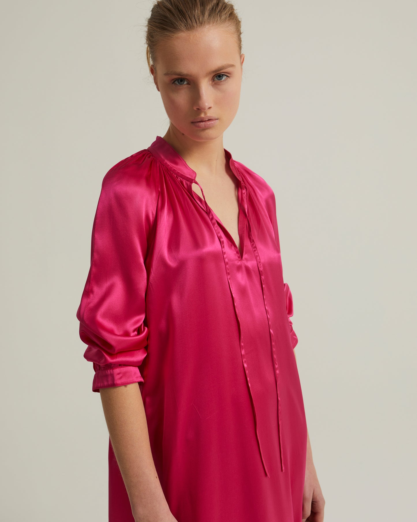 Robe fluide à manches longues en satin de soie