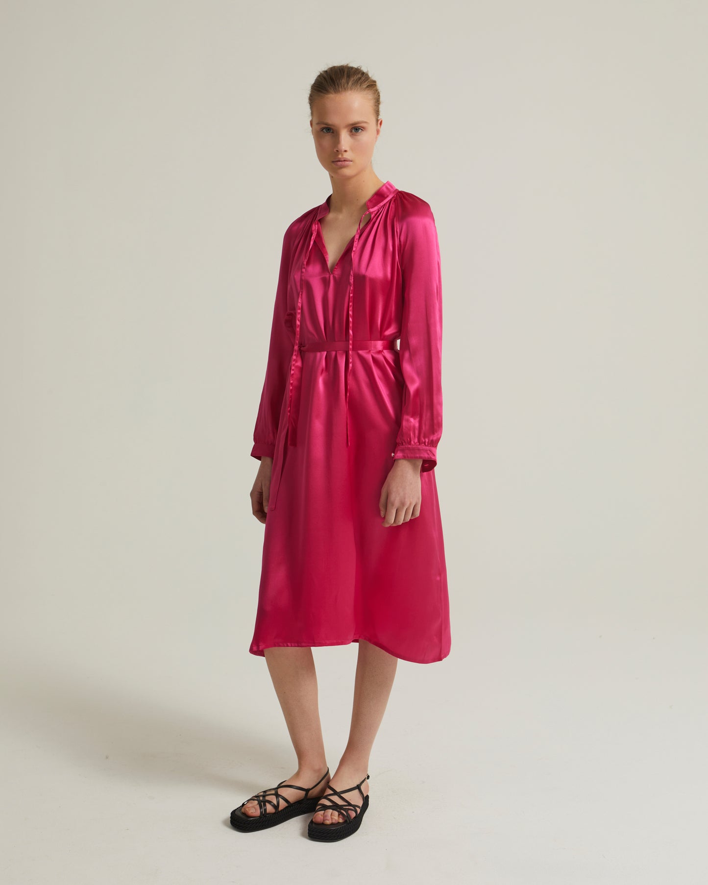 Robe fluide à manches longues en satin de soie