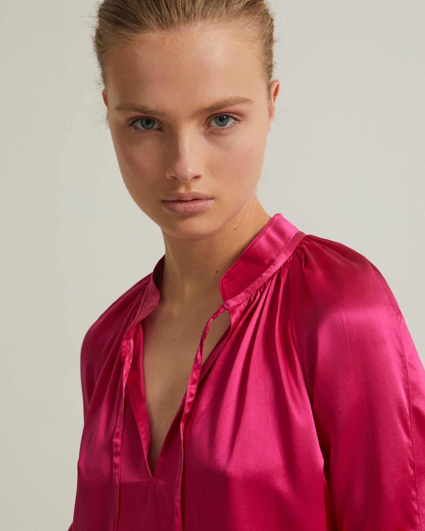 Robe fluide à manches longues en satin de soie