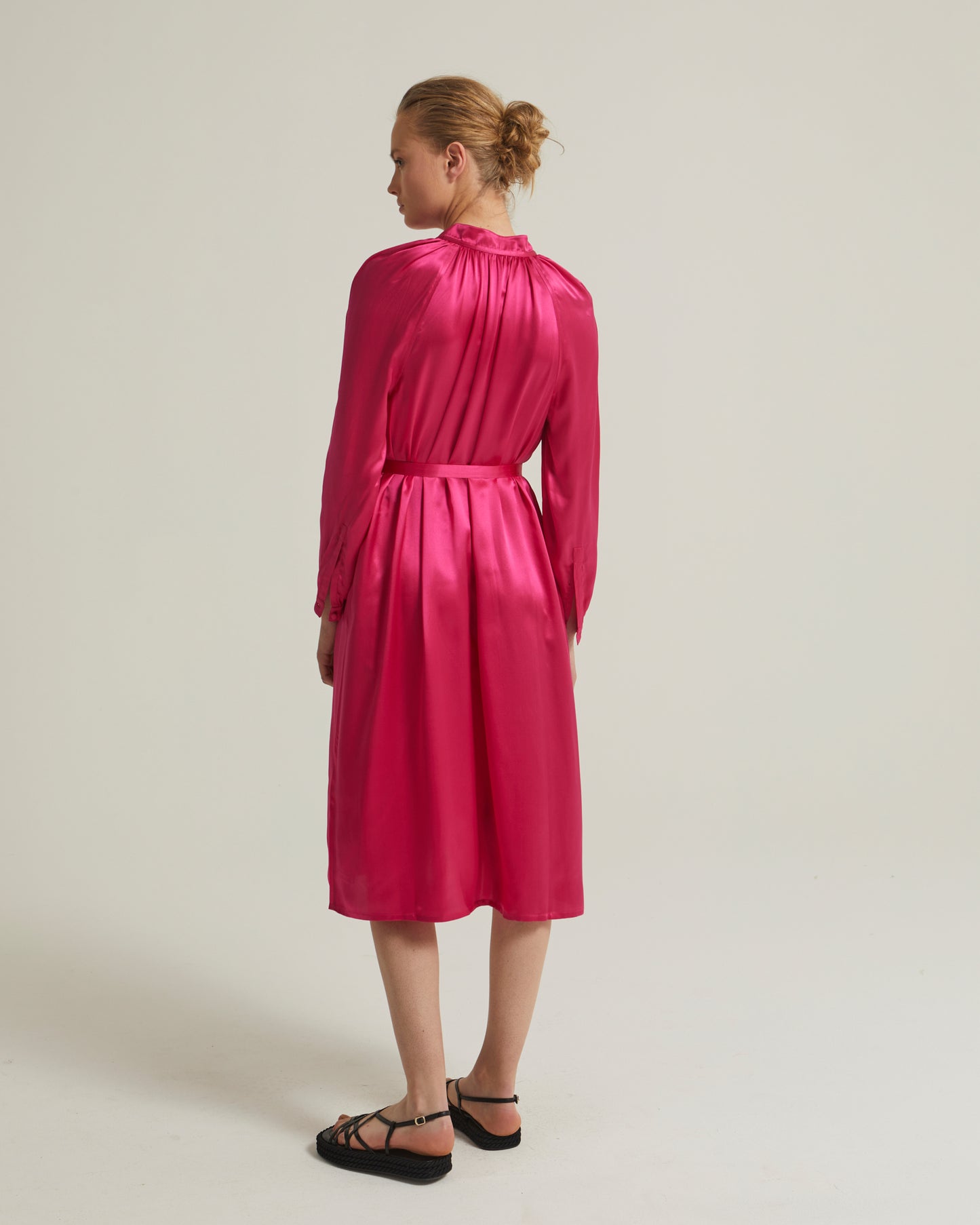 Robe fluide à manches longues en satin de soie