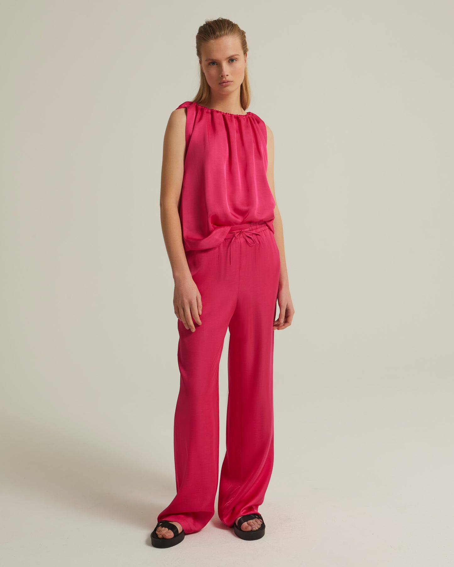 Pantalon droit en satin de soie mélangé