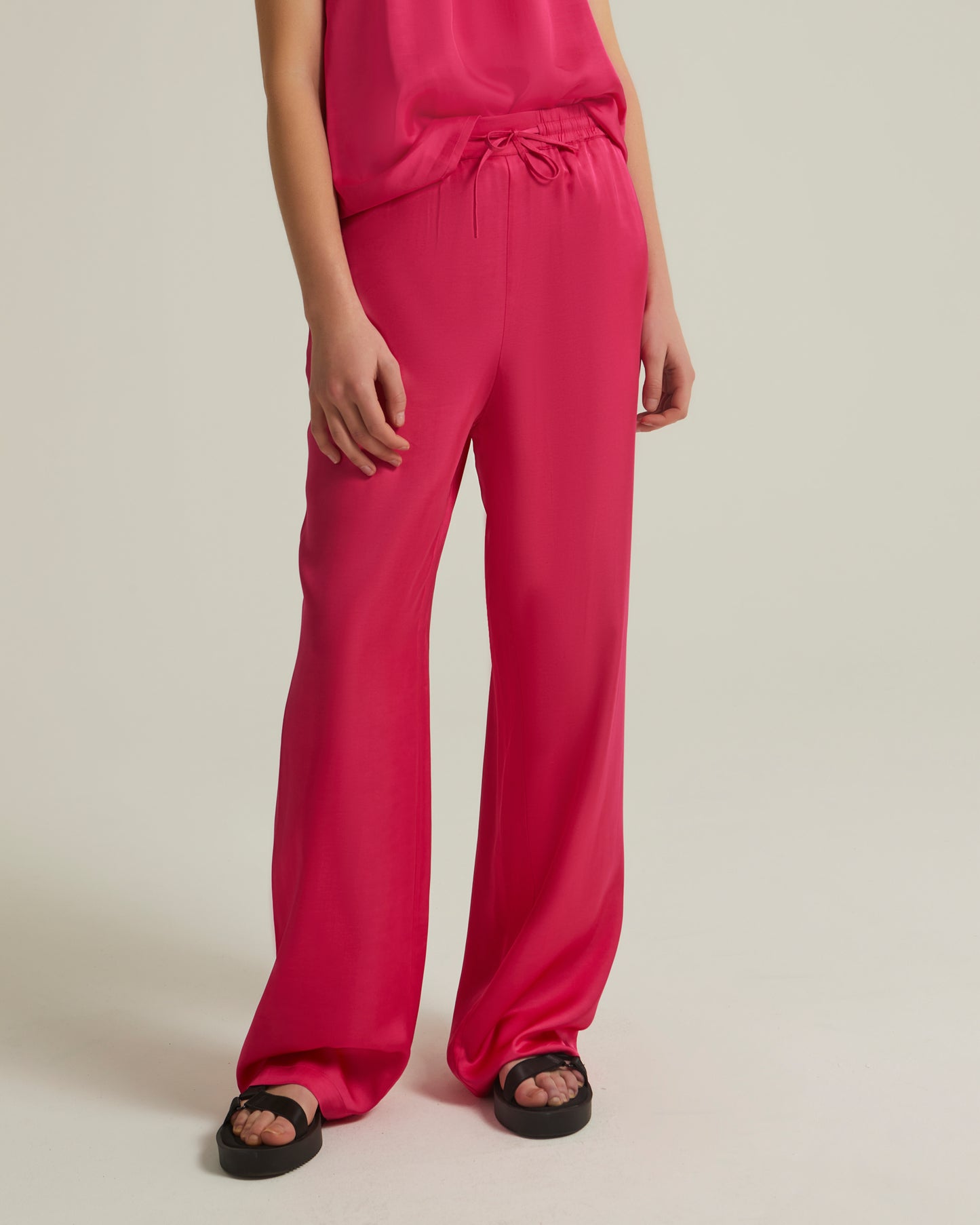 Pantalon droit en satin de soie mélangé