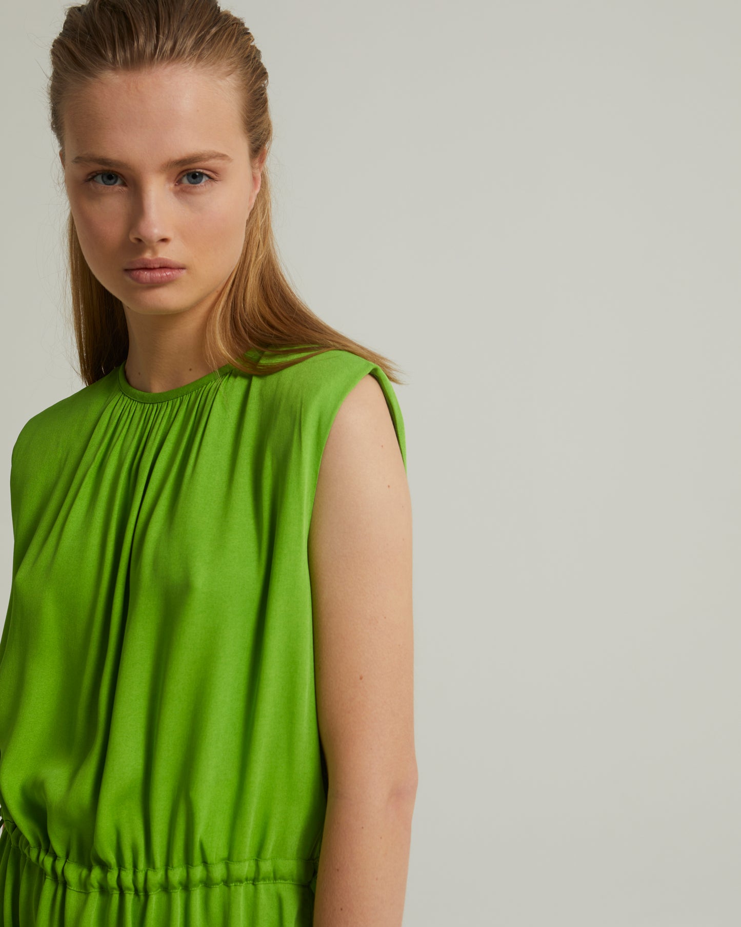 Flowing sleeveless midi dress in crepe