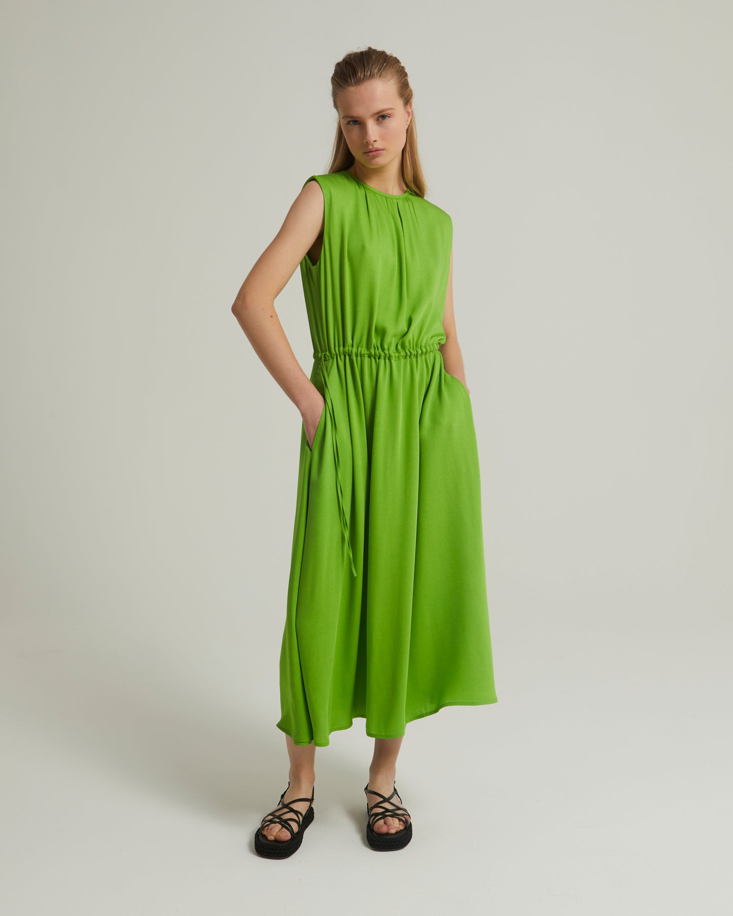 Flowing sleeveless midi dress in crepe