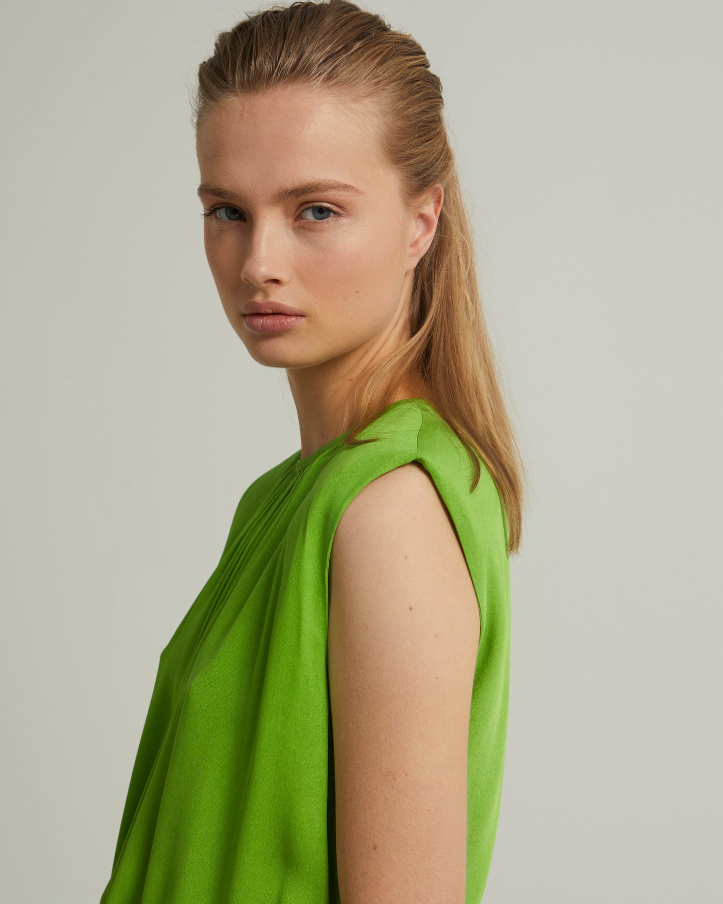 Flowing sleeveless midi dress in crepe