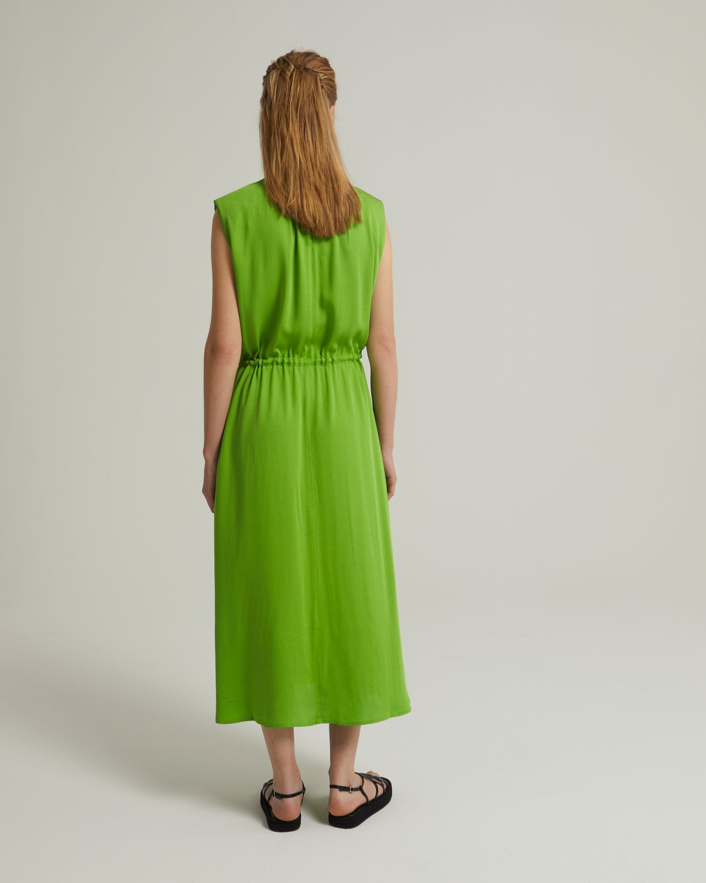 Flowing sleeveless midi dress in crepe