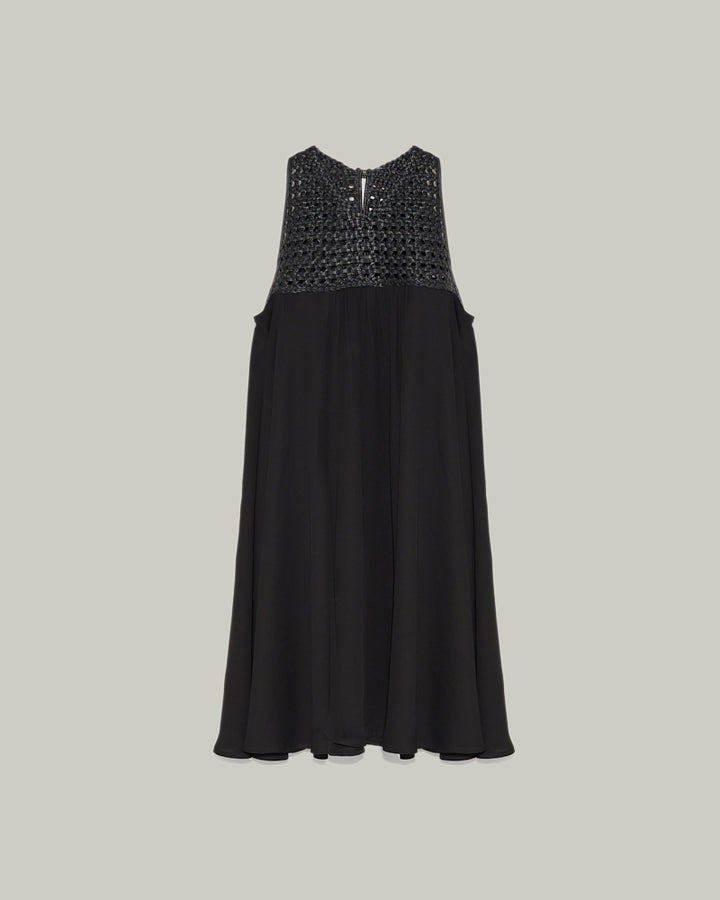 Robe en crêpe avec plastron en cuir tressé