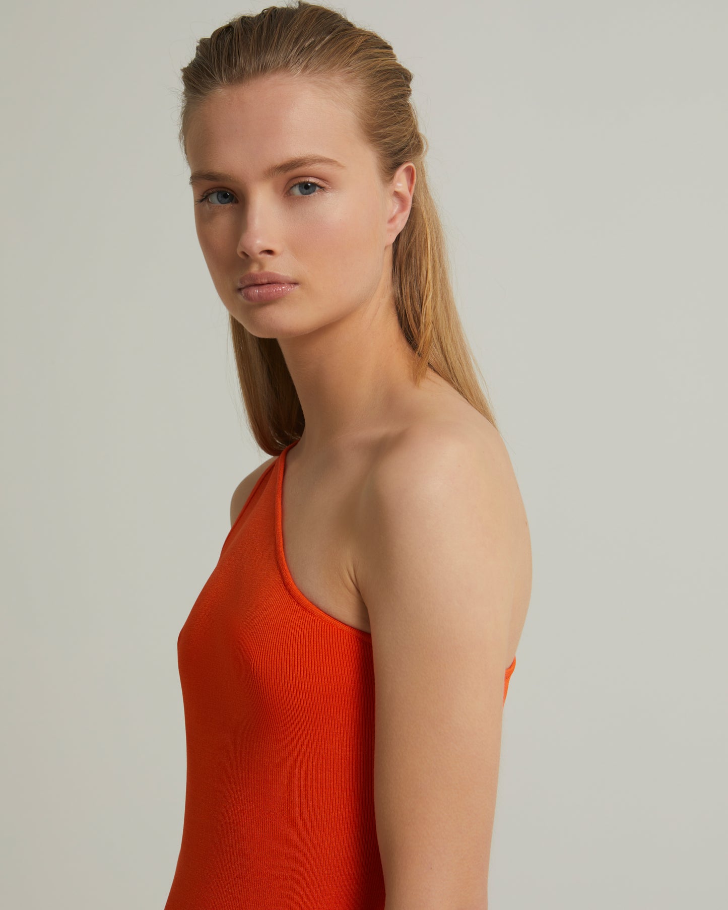 Robe mi-longue asymétrique en maille stretch
