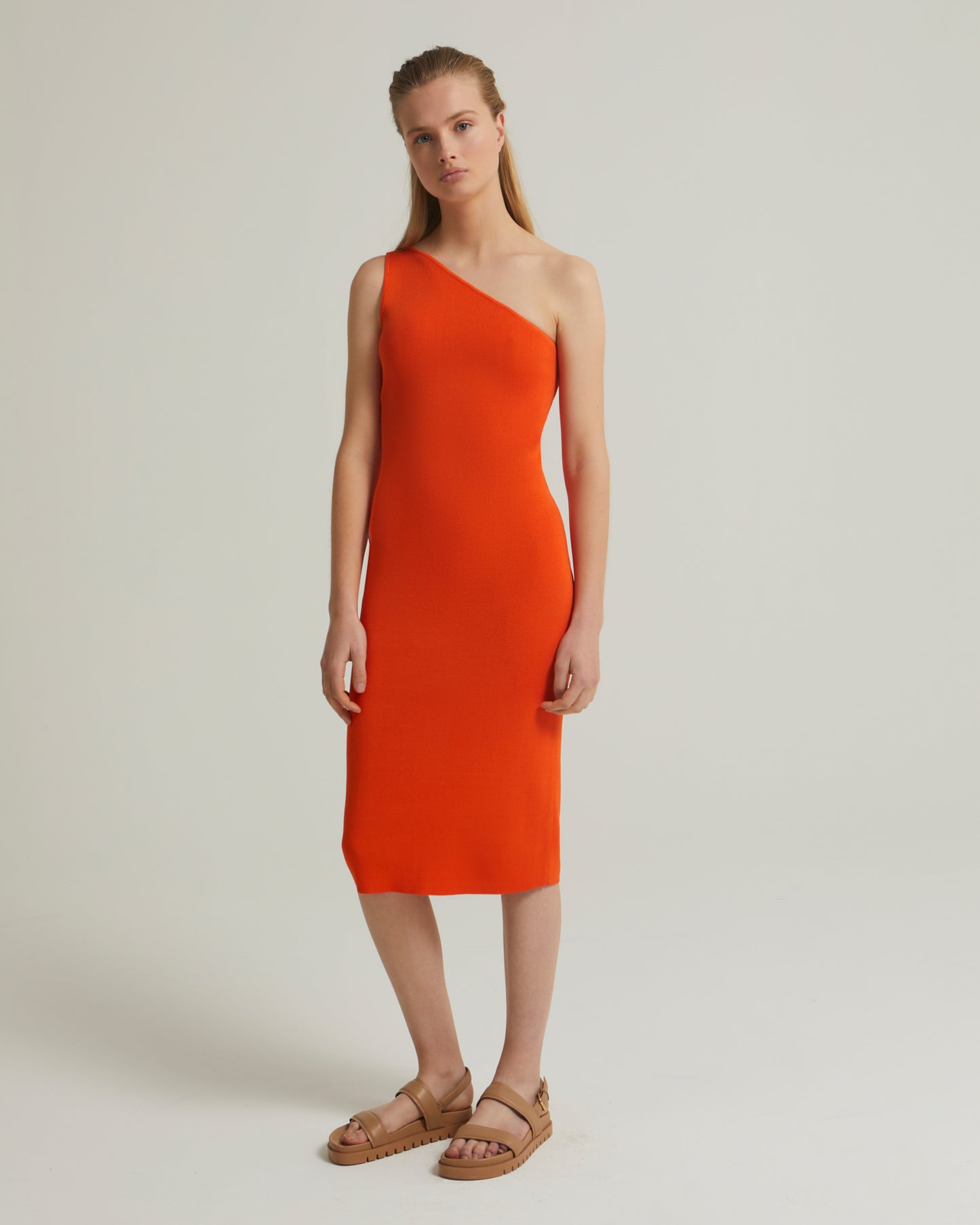 Robe mi-longue asymétrique en maille stretch