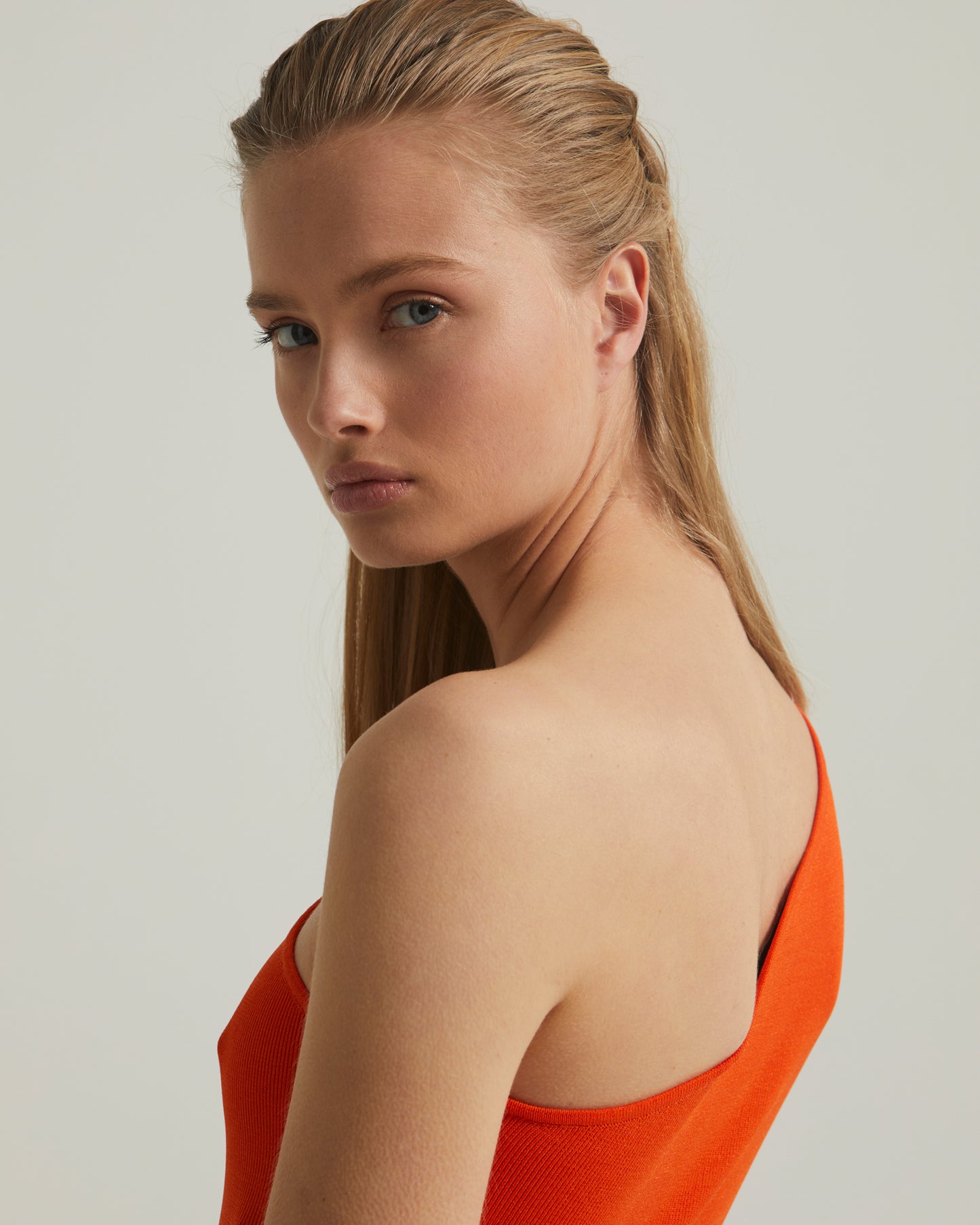 Robe mi-longue asymétrique en maille stretch