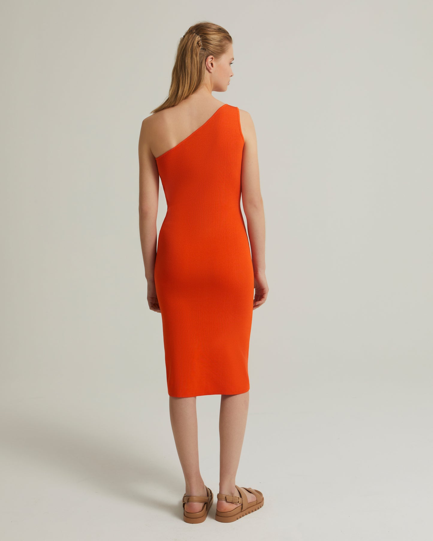 Robe mi-longue asymétrique en maille stretch