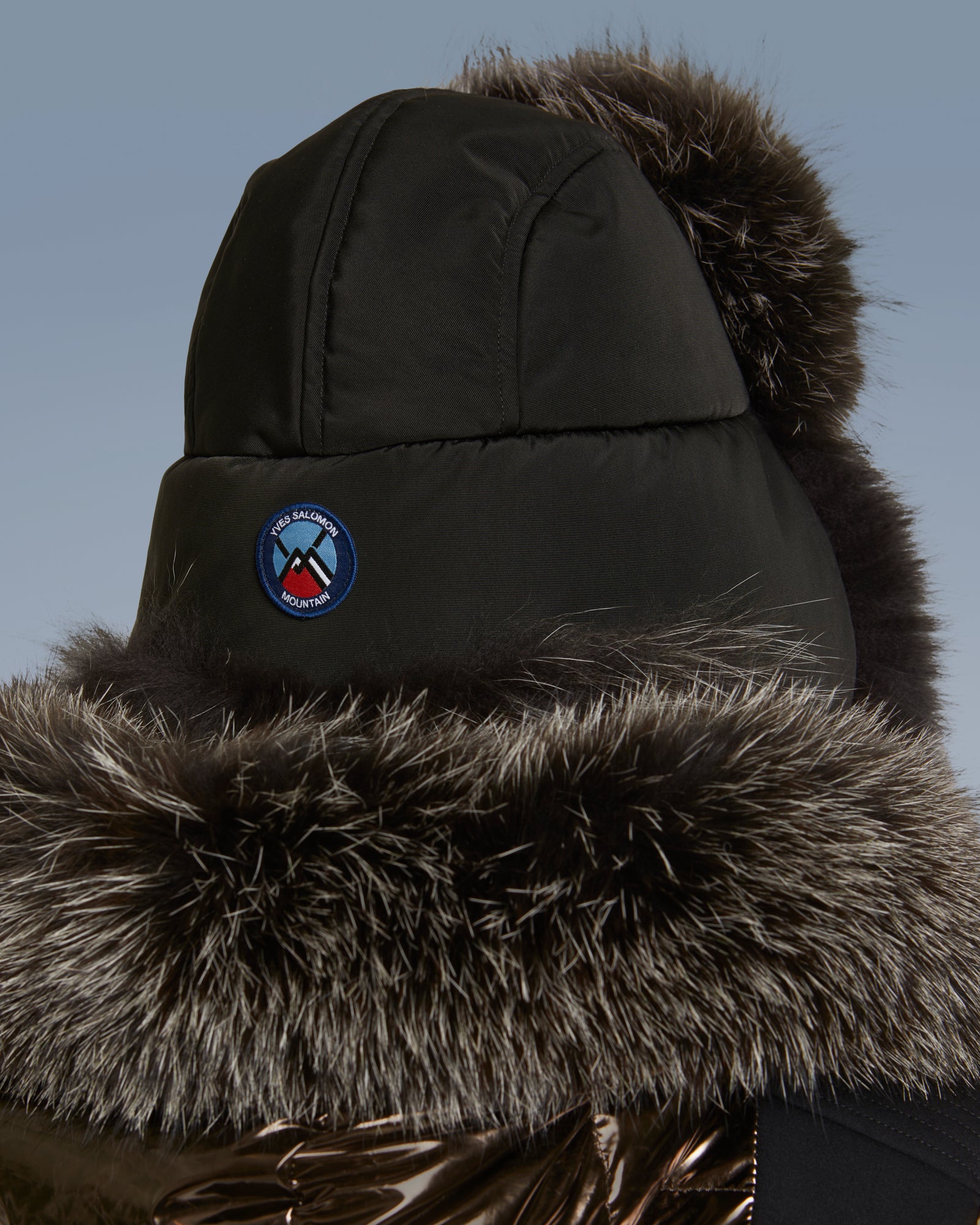 chapka-avec-fourrure-de-renard-noir-23wfa016xxm12wc99 -Yves Salomon
